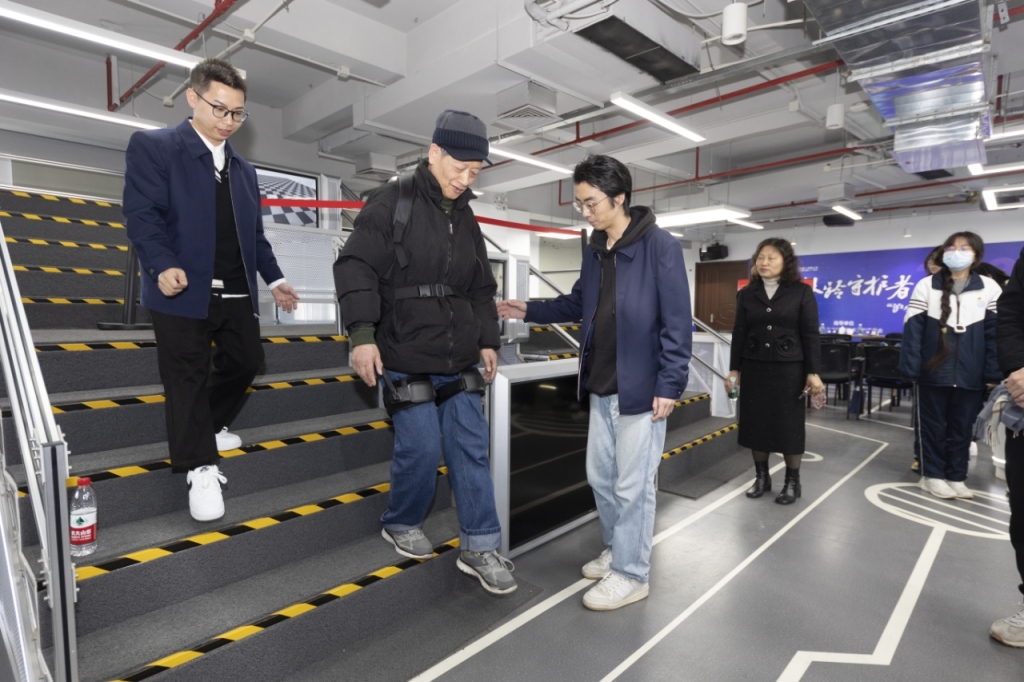 外骨骼机器人帮助银发老人实现轻松爬楼(图2)