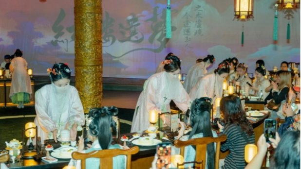 北京首家红楼梦主题沉浸式餐秀「宴外宴」盛大开园:入梦红楼,不负初见,引领餐饮文化新势能!(图10) 北京首家红楼梦主题沉浸式餐秀「宴外宴」盛大开园:入梦红楼,不负初见,引领餐饮文化新势能!(图10)